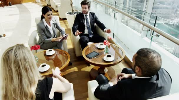 бизнес-команда проводит встречу в офисном здании в Дубае
 - Кадры, видео