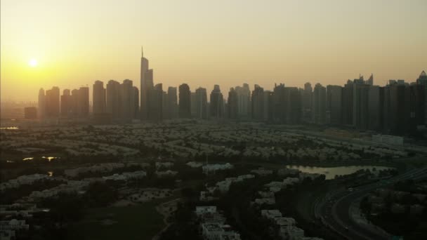 Vista aérea do horizonte da cidade de Dubai ao pôr-do-sol
 - Filmagem, Vídeo