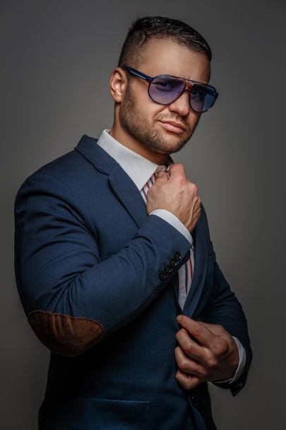 man in sunglasses and blue suit - Foto, afbeelding