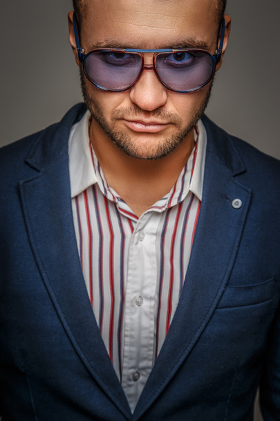 Muž v sluneční brýle a modrý oblek - Fotografie, Obrázek