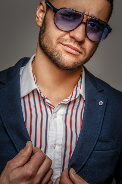 Άνθρωπος σε γυαλιά ηλίου και μπλε κοστούμι - Φωτογραφία, εικόνα