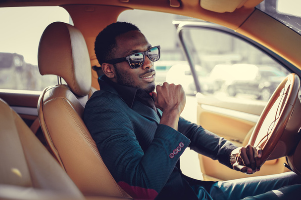 man in sunglasses sitting in a car. - Foto, imagen