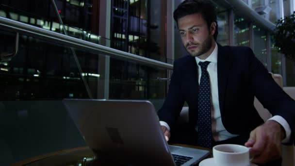 Αραβικά επιχειρηματίας που εργάζεται στον φορητό υπολογιστή τη νύχτα - Πλάνα, βίντεο