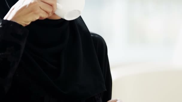 Árabe mujer de negocios beber café
 - Imágenes, Vídeo