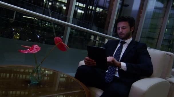 Arabski biznesmen za pomocą cyfrowego tabletu w nocy - Materiał filmowy, wideo