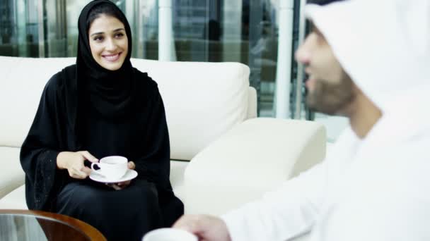 Hombre de negocios y mujer de negocios árabe reunión en el hotel
 - Imágenes, Vídeo