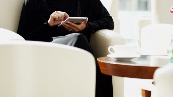 Mujer de negocios árabe usando tableta digital
 - Metraje, vídeo