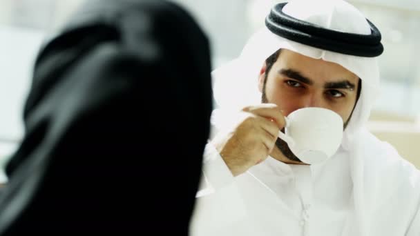 Арабська бізнесмен і підприємець обговорення в офісі - Кадри, відео