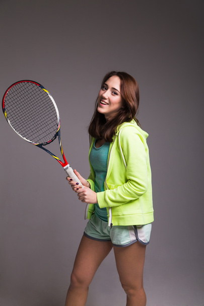 Egészséges sportos lány teniszütő - Fotó, kép