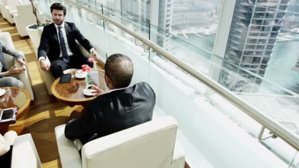 Geschäftsteam trifft sich in Dubais Bürogebäude - Filmmaterial, Video