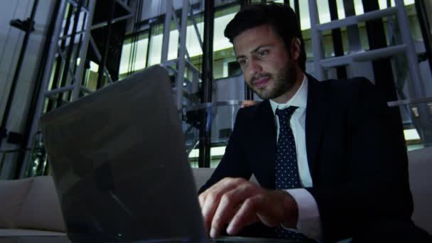 Arabski biznesmen działa na laptopie w nocy - Materiał filmowy, wideo
