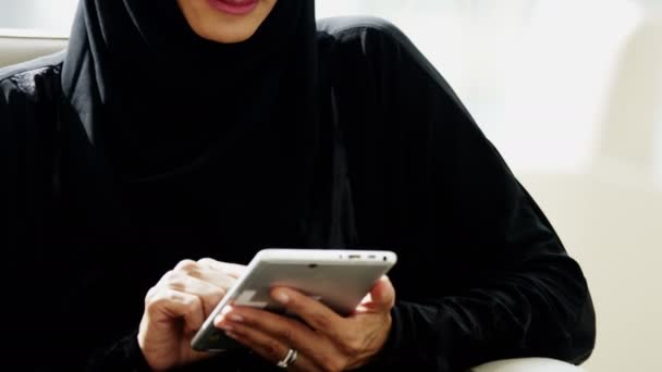 Mulher de negócios árabe usando tablet digital
 - Filmagem, Vídeo