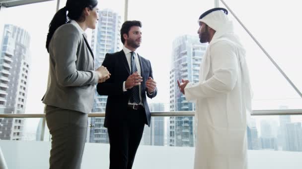 reunión del equipo de negocios con un hombre de negocios árabe
 - Metraje, vídeo
