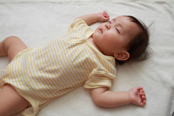 Sleeping Japanese baby girl (0 year old) - 写真・画像