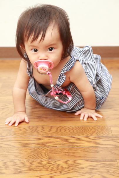 Japonská holčička cucat dudlík (0 let staré) - Fotografie, Obrázek