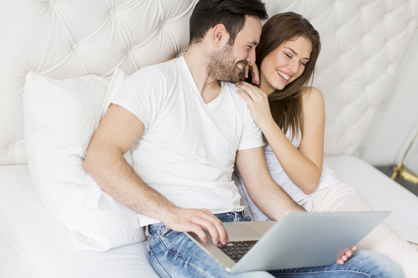 Couple with laptop in the bed - Foto, Imagem