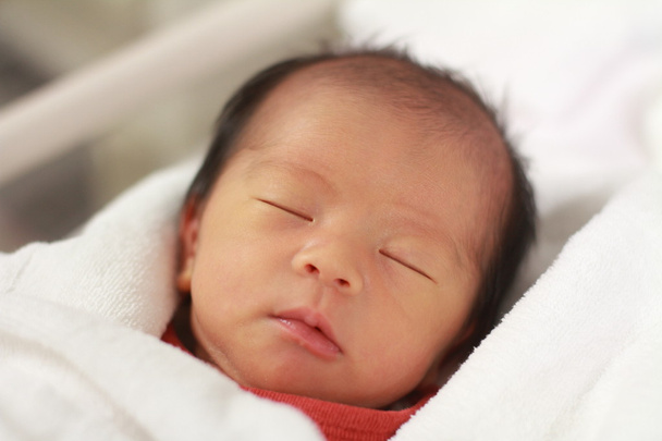 Sommeil Japonais nouveau-né bébé fille (0 ans
) - Photo, image