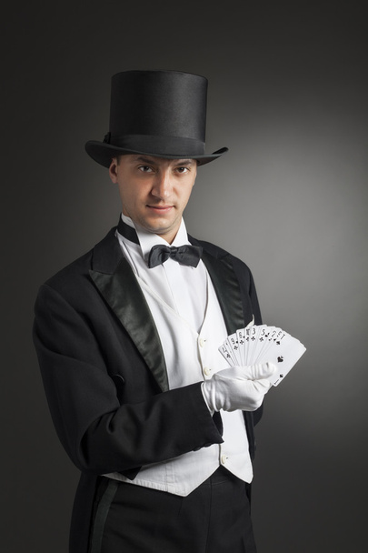 magician holding playing cards - Φωτογραφία, εικόνα