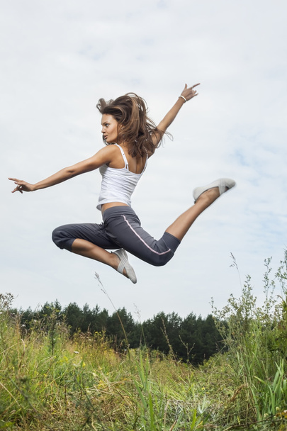 beauty girl jumping on green grass - Valokuva, kuva