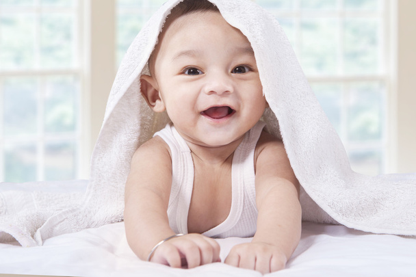 Toddler dziecko z ręcznik na łóżko - Zdjęcie, obraz
