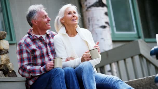 starší pár, pití kávy na verandě - Záběry, video