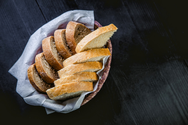 sliced bread in the basket, black and white bread - Foto, Imagem