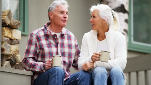 ベランダでコーヒーを飲む老夫婦 - 映像、動画