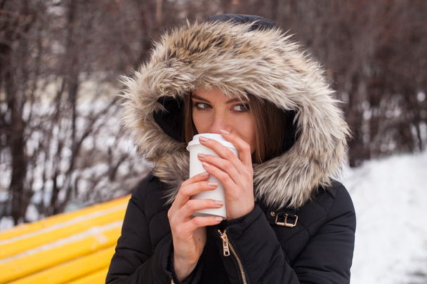 Invierno, mujer y café caliente
 - Foto, Imagen