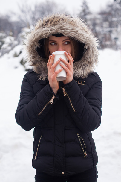Winter, vrouw en warme drank - Foto, afbeelding