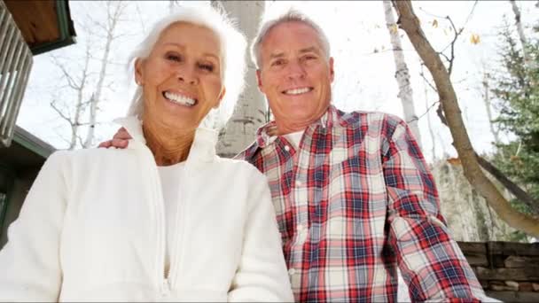 Seniorenpaar auf der Veranda des Landhauses - Filmmaterial, Video