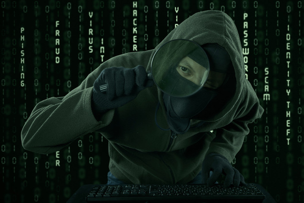 Хакер шукає інформацію - Фото, зображення