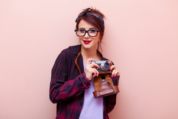 retrato de una joven con cámara
 - Foto, imagen