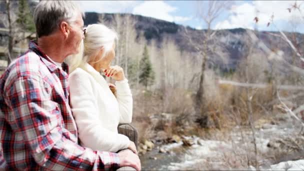 Seniorenpaar genießt Winterurlaub  - Filmmaterial, Video