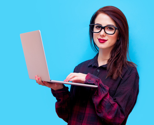 Portrait d'une jeune femme avec ordinateur portable
 - Photo, image