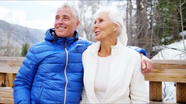 ανώτερος ζευγάρι απολαμβάνει χειμερινές διακοπές  - Πλάνα, βίντεο