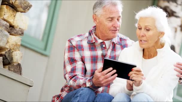 Ηλικιωμένο ζευγάρι που χρησιμοποιεί ψηφιακή ταμπλέτα - Πλάνα, βίντεο