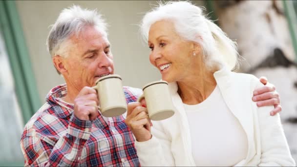 starší pár, pití kávy na verandě - Záběry, video