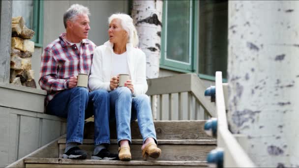Seniorenpaar trinkt Kaffee auf der Veranda - Filmmaterial, Video