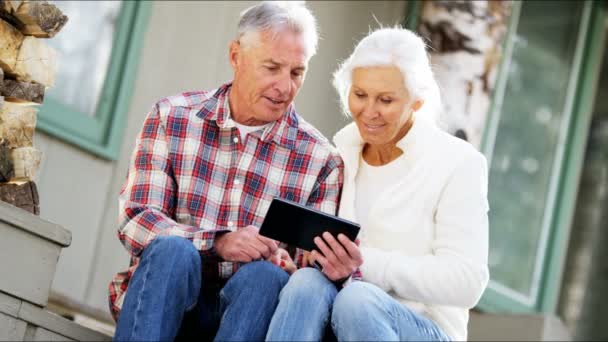 Starší pár používající digitální tablet - Záběry, video