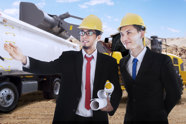 Two engineers observe the construction site - Φωτογραφία, εικόνα