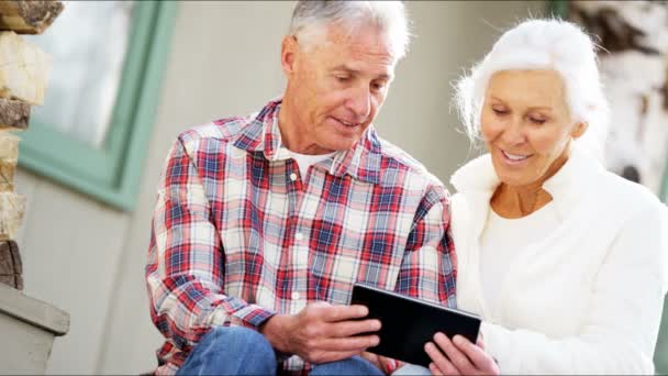 Starší pár používající digitální tablet - Záběry, video