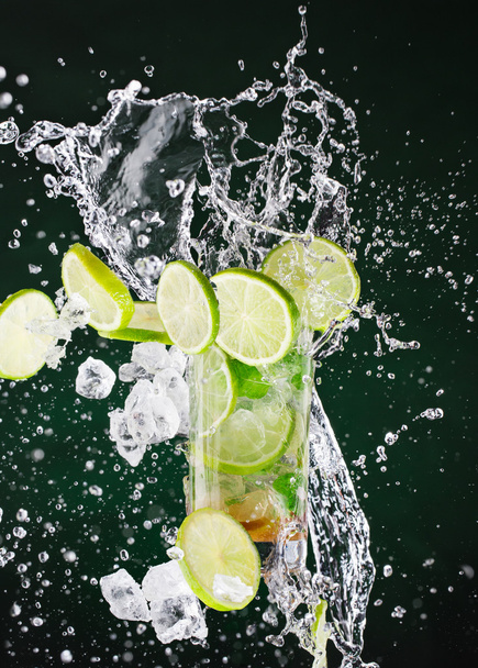 fresh mojito drink with liquid splash, freeze motion. - Фото, изображение