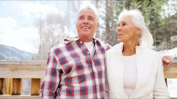 Seniorenpaar genießt Winterurlaub  - Filmmaterial, Video