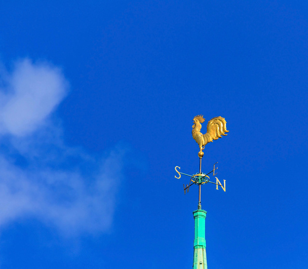 Χρυσή κόκορα για το κωδωνοστάσιο του την Αγγλικανική εκκλησία στην πλατεία της Αγίας Τριάδας. Λονδίνο - Φωτογραφία, εικόνα