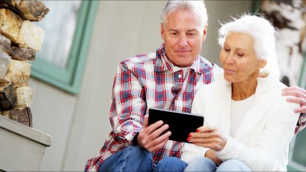 Ηλικιωμένο ζευγάρι που χρησιμοποιεί ψηφιακή ταμπλέτα - Πλάνα, βίντεο