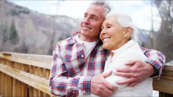 starší pár, kteří požívají zimní dovolenou  - Záběry, video