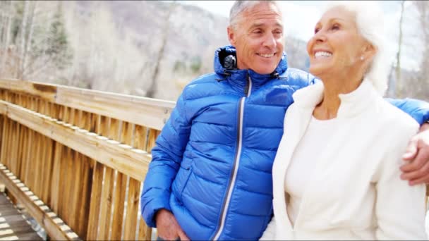 Senior paar genieten van de wintervakantie  - Video