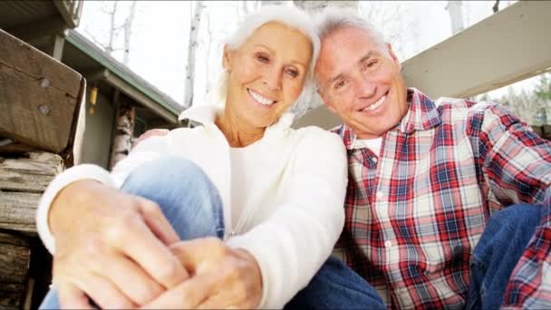 Seniorenpaar auf der Veranda des Landhauses - Filmmaterial, Video