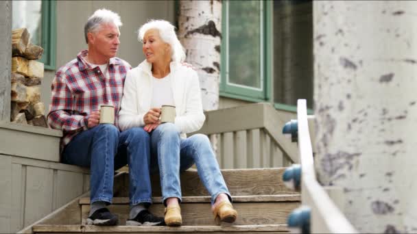 pareja de ancianos tomando café en el porche
 - Imágenes, Vídeo