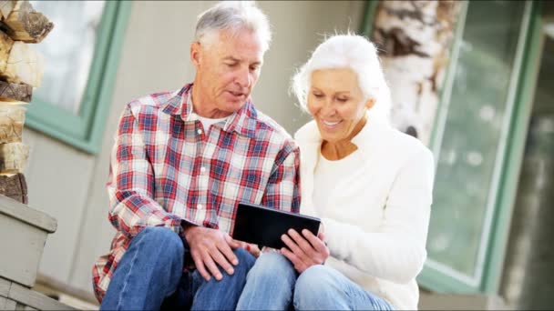Oudere paar met behulp van digitale tablet - Video